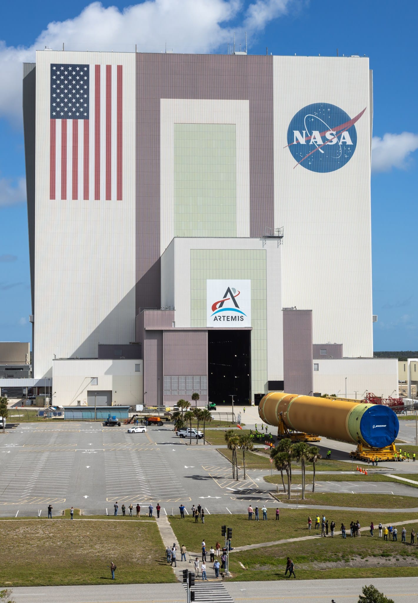 Artemis III : l&rsquo;étage principal du lanceur SLS au Centre spatial Kennedy