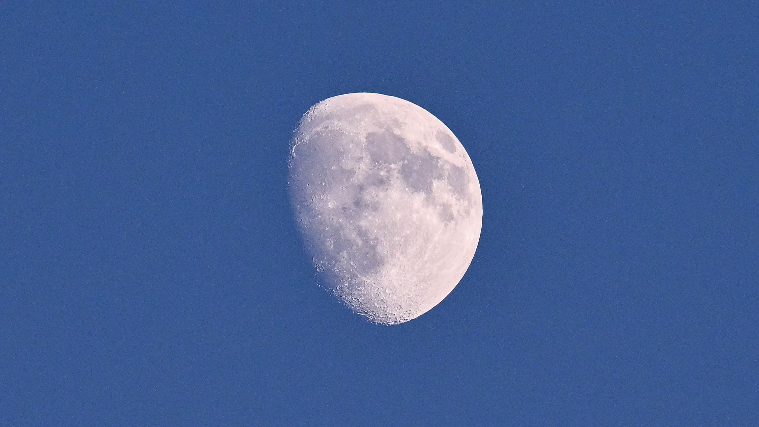 Regarde bien ! La Lune s&rsquo;invite dans ton ciel de jour cette semaine !