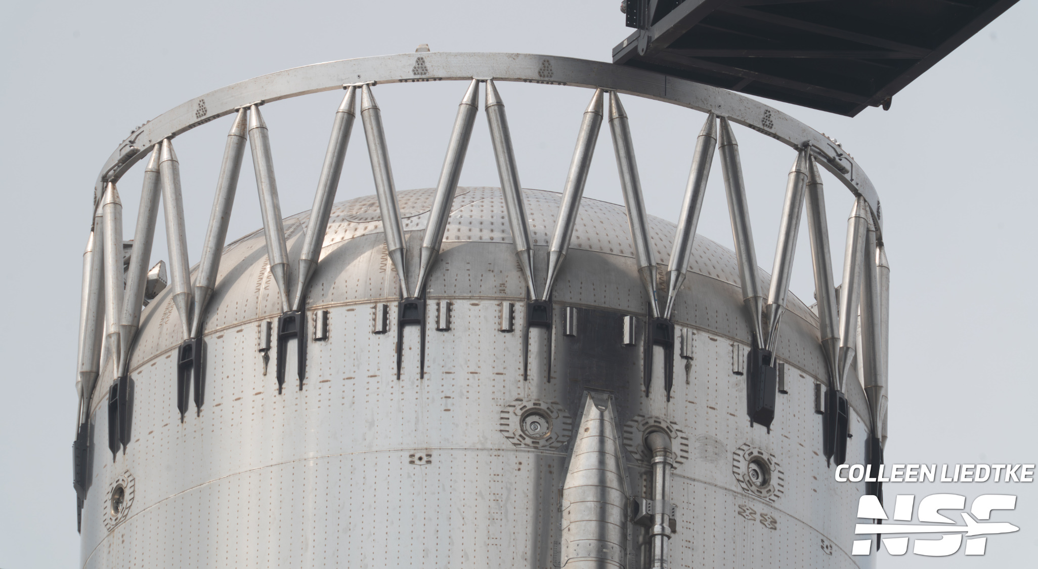 Le Super Heavy Booster 19 de SpaceX sur le pas de tir 2, présentant ses nouvelles protections et sa peinture d'usine.