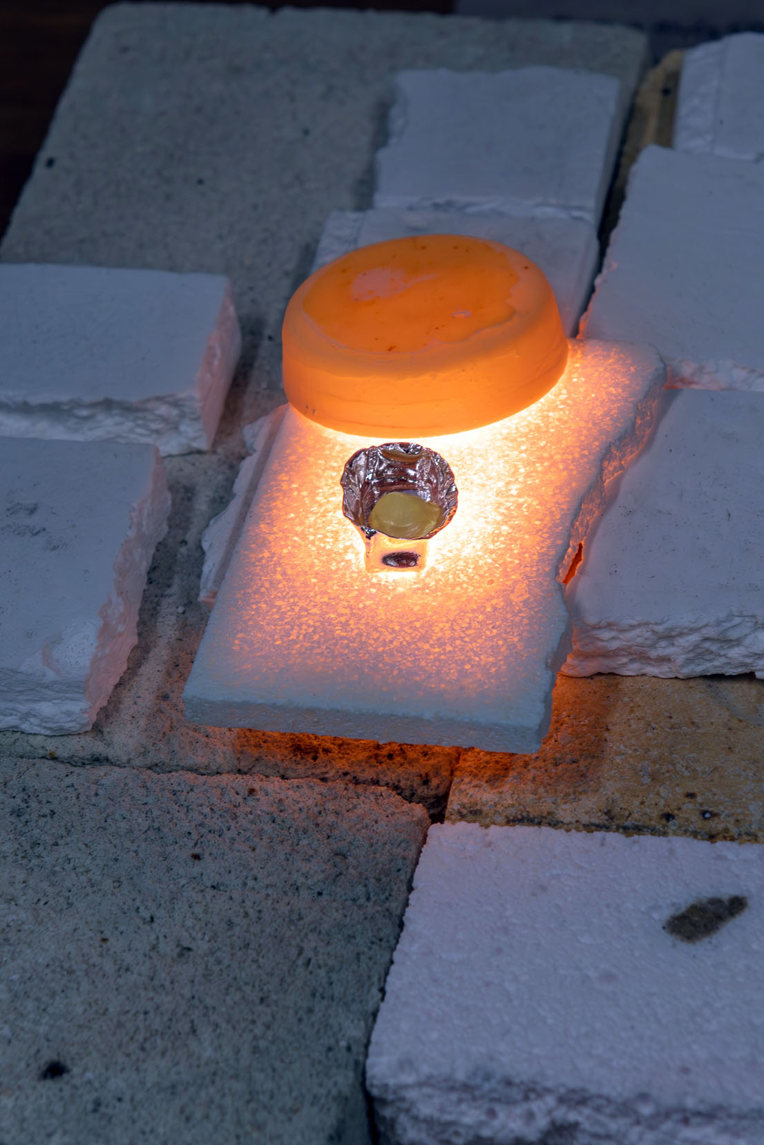Image de la poudre d'oxyde de scandium avant ou pendant le processus de fusion avec la poussière lunaire.