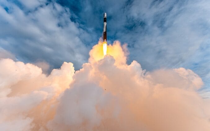Vue rapprochée du lanceur Firefly Alpha sur sa rampe de lancement terrestre actuelle.