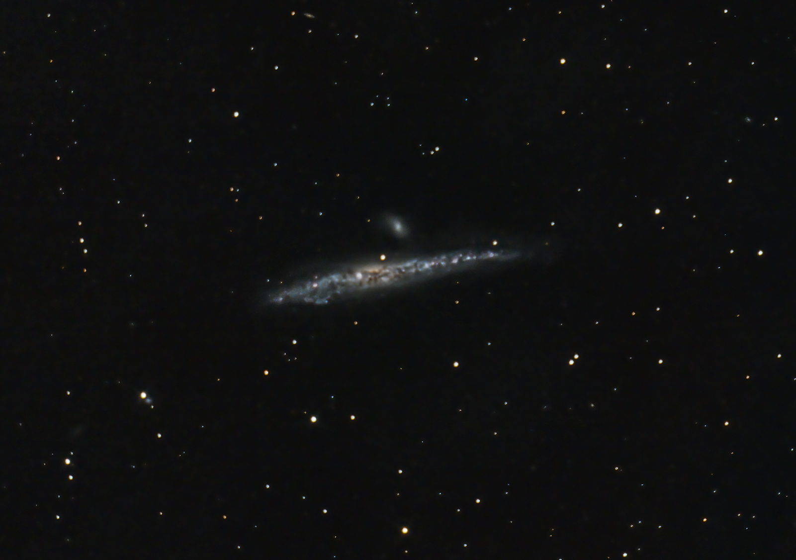 NGC 4631 : une galaxie spirale vue par la tranche révèle son histoire