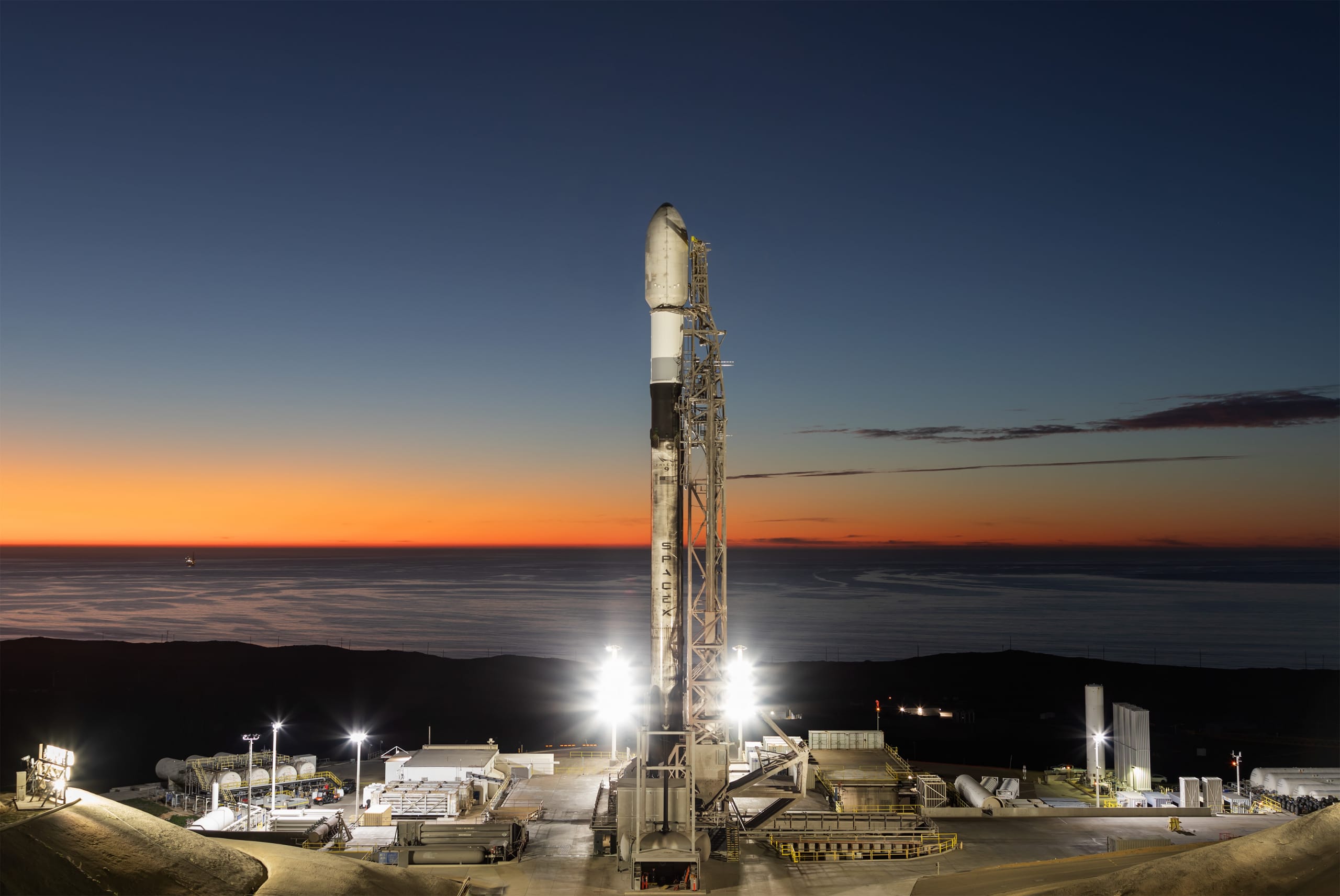Un lanceur Falcon 9 de SpaceX sur le pas de tir SLC-4E à Vandenberg avant un lancement Starlink.