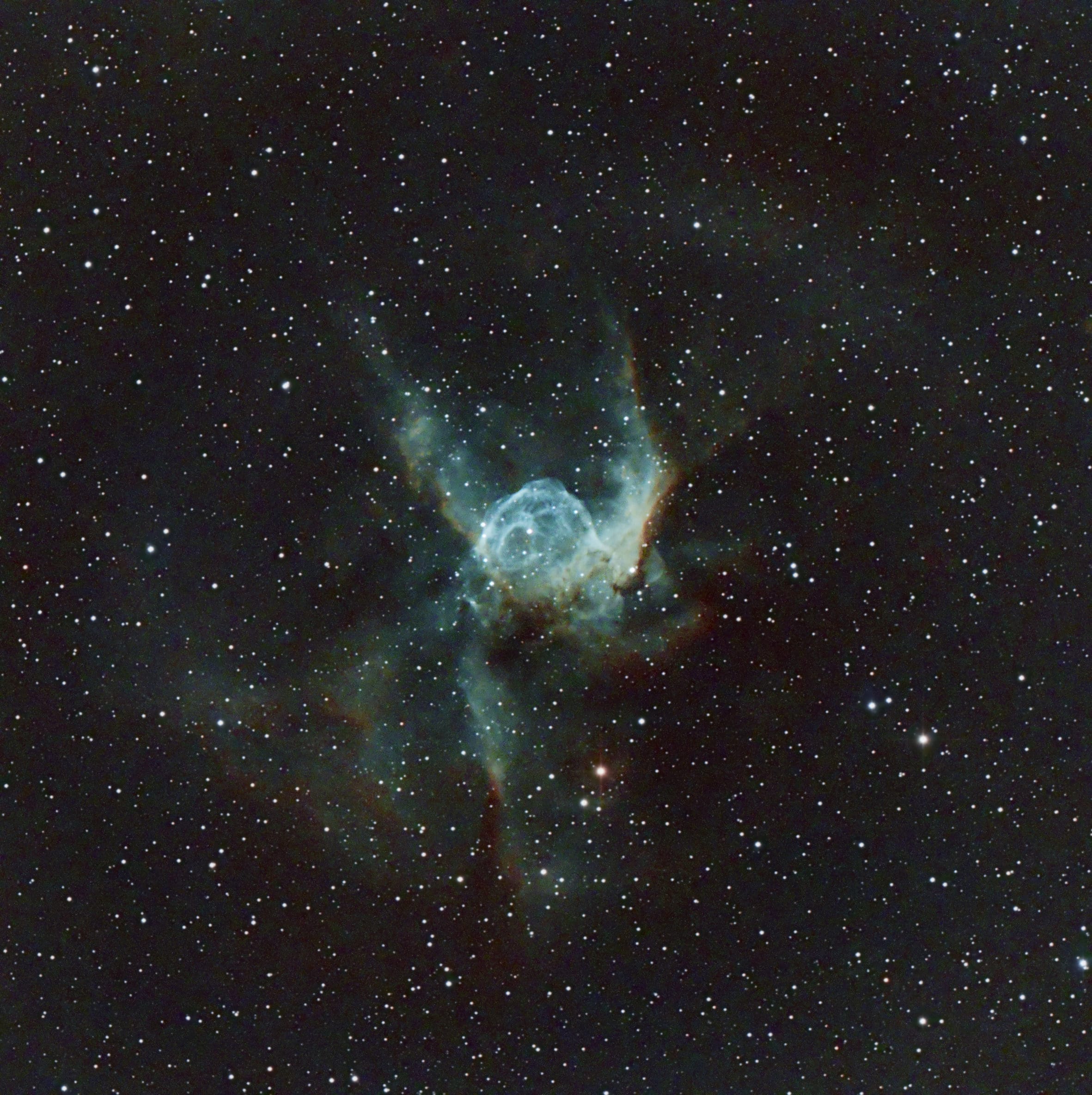 NGC 2359 : une nébuleuse complexe façonnée par une étoile Wolf-Rayet