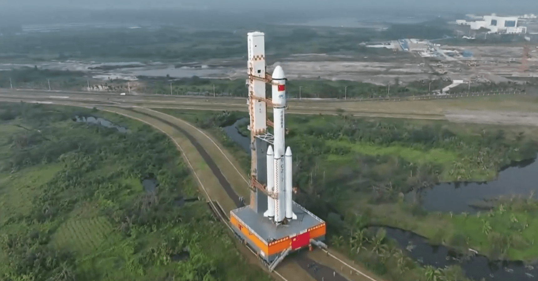 Un vaisseau cargo s'approche de la station spatiale Tiangong, symbolisant les missions de ravitaillement.