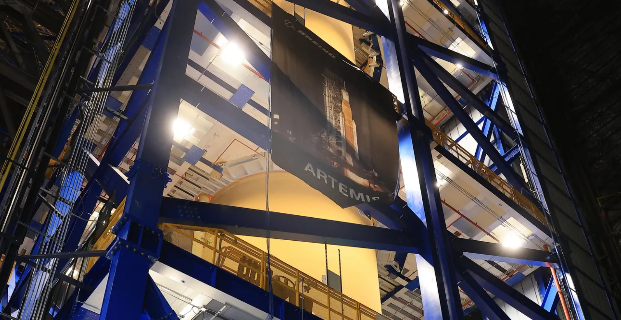 Ingénieurs travaillant sur le 'spacer' du lanceur SLS au Marshall Space Flight Center.