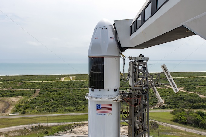 Fusée Falcon 9 de SpaceX sur son pas de tir à Cap Canaveral, prête pour le lancement de la mission CRS-34.