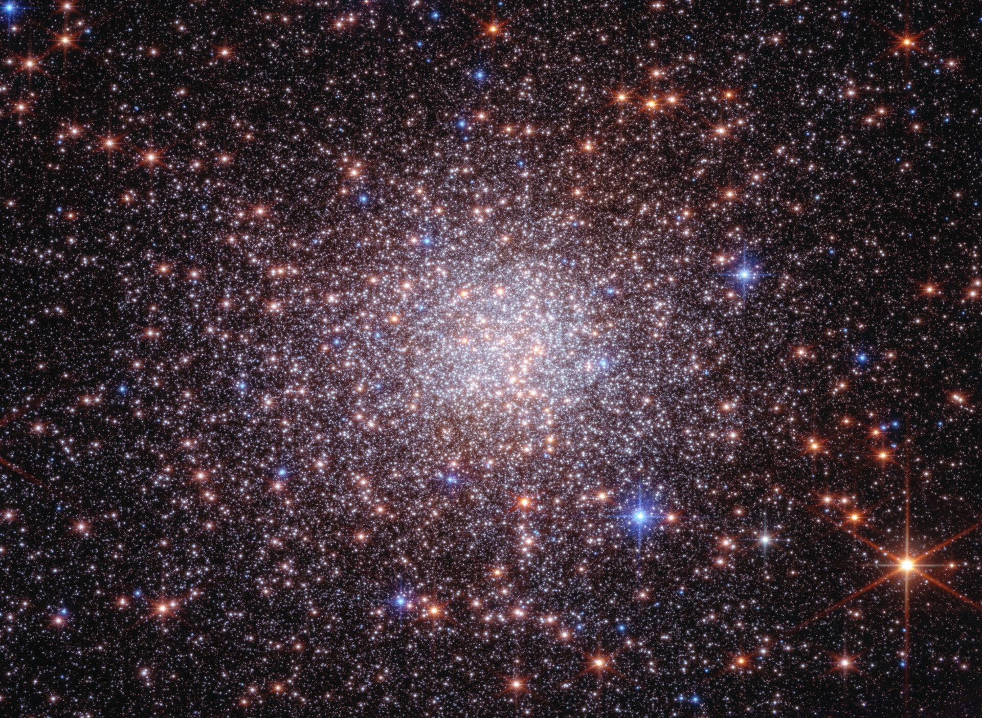Webb et Hubble révèlent un fossile de la formation galactique
