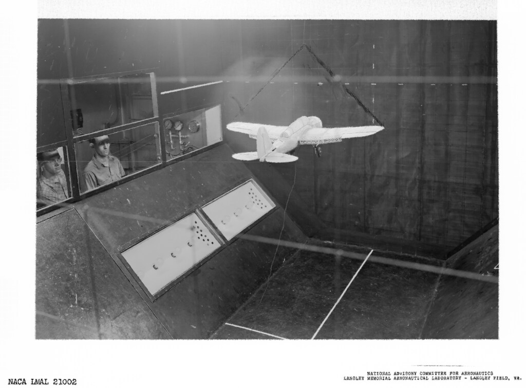 Ingénieurs observant des tests de modèles d'aéronefs dans la soufflerie verticale de la FDRF.