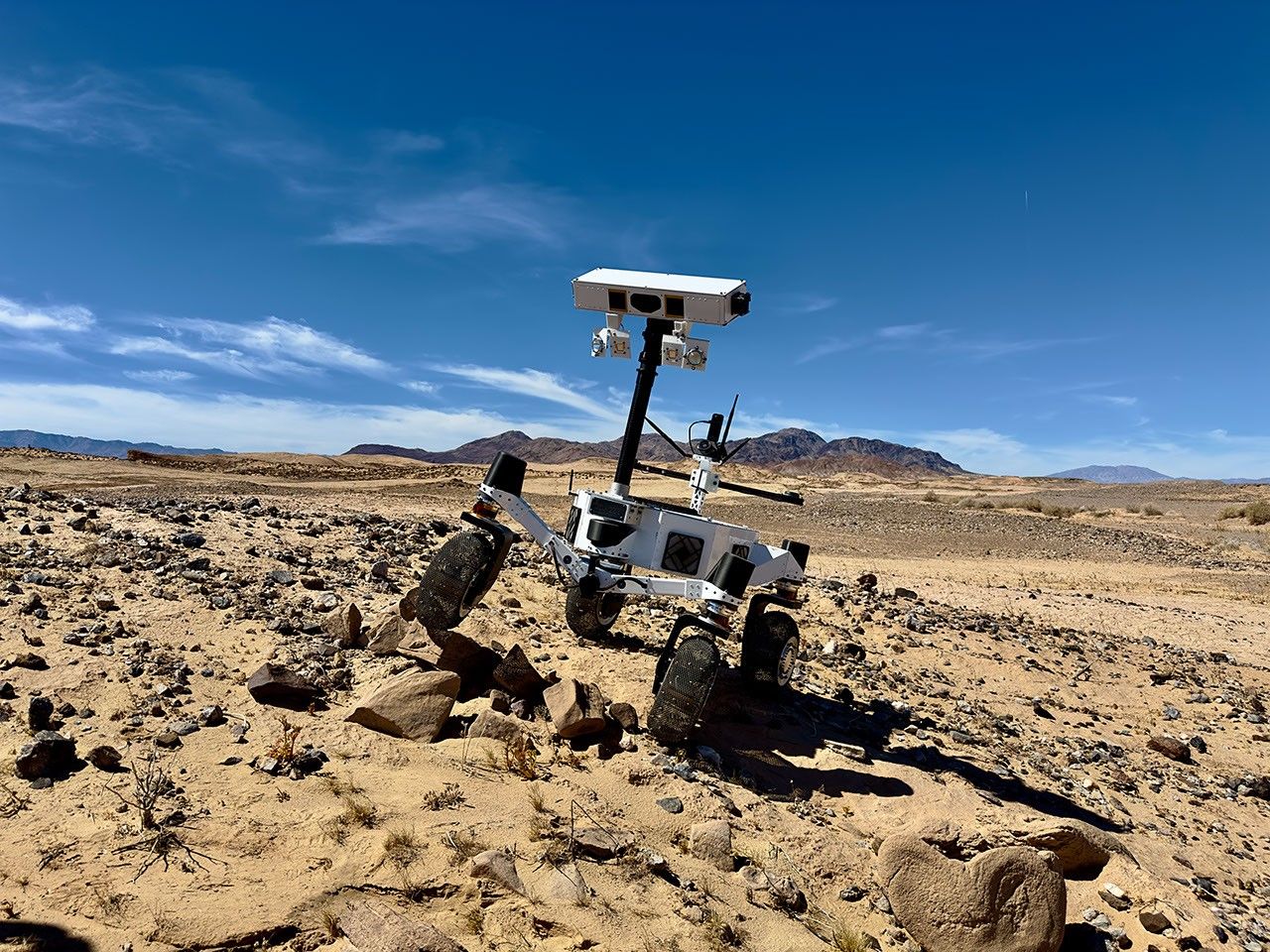 Deux ingénieurs du JPL installant des illuminateurs sur le rover ERNEST pendant les tests de nuit.