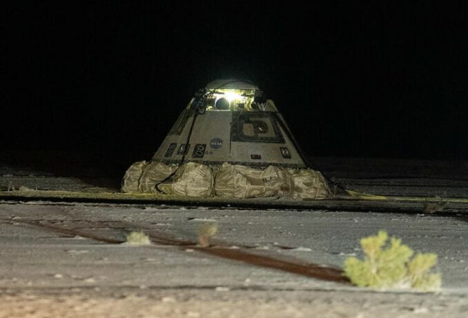 Vue de la capsule Boeing Starliner en phase d'intégration ou de test au centre spatial.