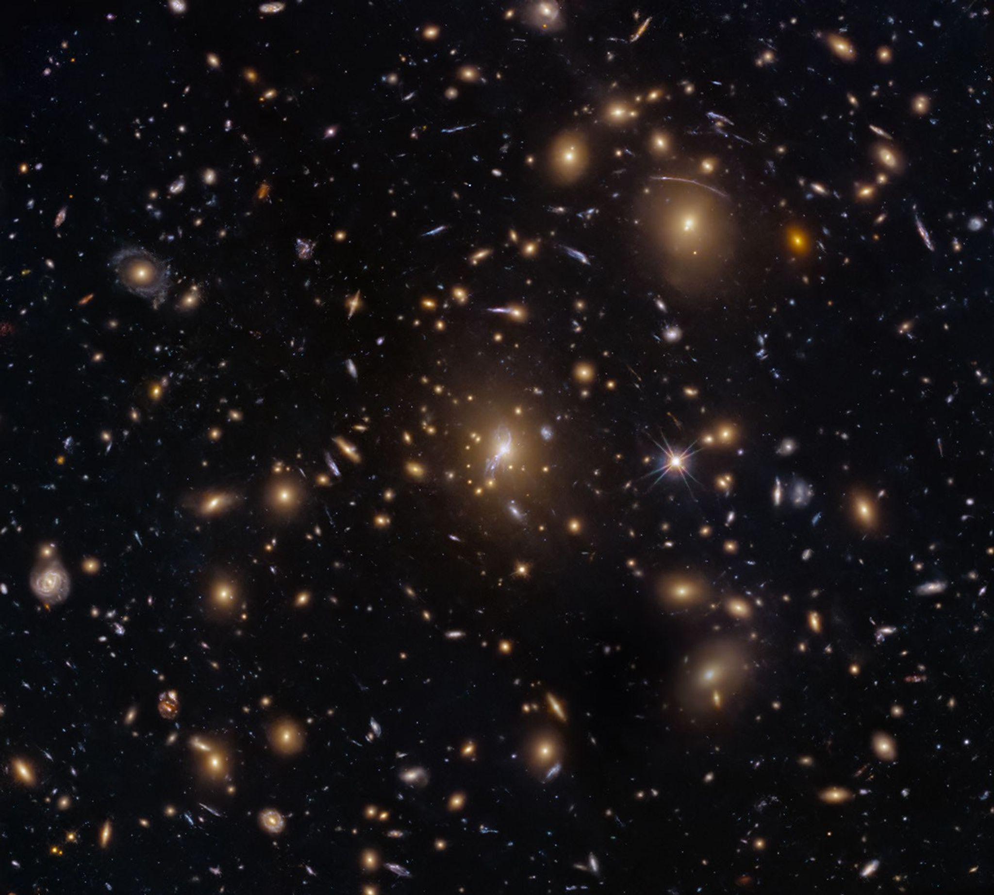 Hubble observe MACS0329-0211 : un amas galactique et ses lentilles