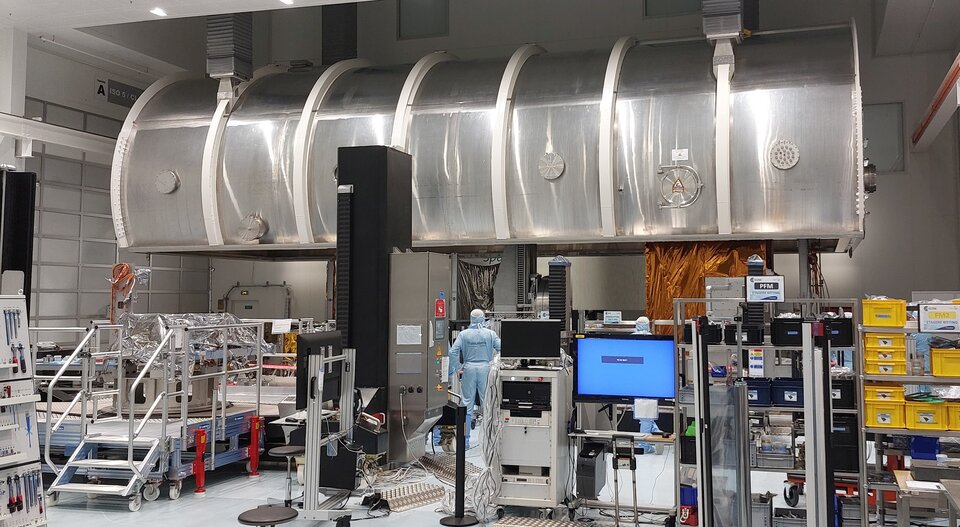 Le spectromètre imageur du satellite CO2M dans la chambre à vide lors des tests de performance.