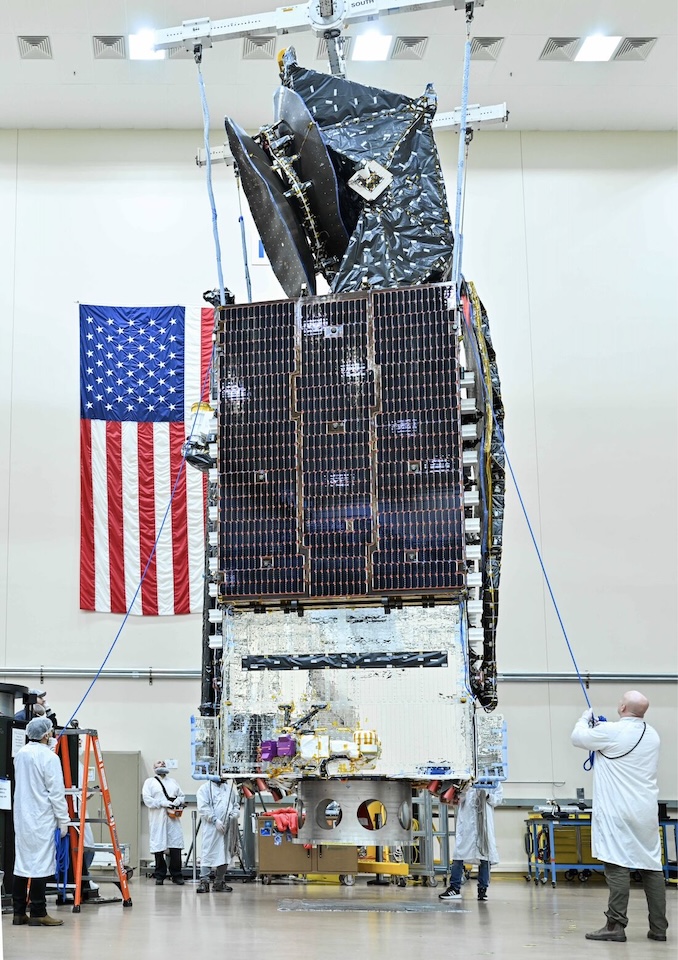 Le booster Falcon 9 de SpaceX sur son pas de tir à Cape Canaveral, prêt pour le lancement du satellite SXM-11.
