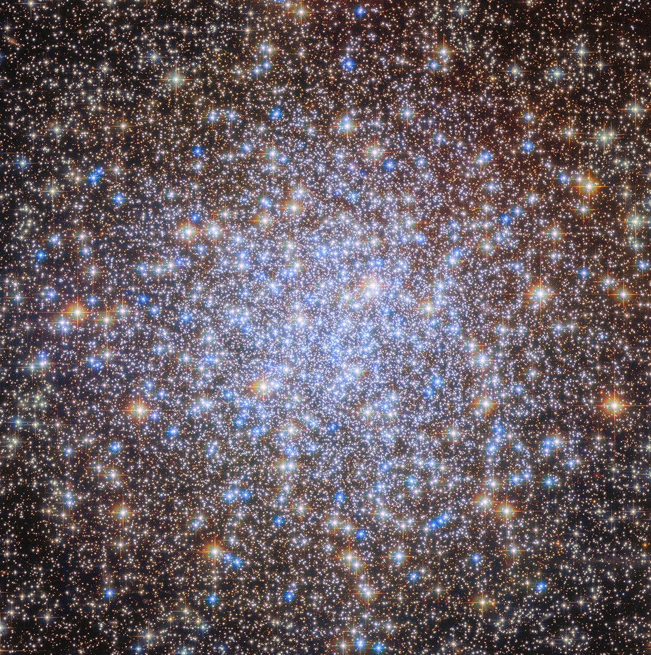 Hubble révèle NGC 6723 : une structure cosmique de plus de 10 milliards d&rsquo;années