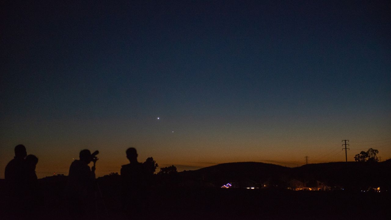 Le 11 juillet : la Lune, Mars et les Pléiades s&rsquo;alignent avant l&rsquo;aube