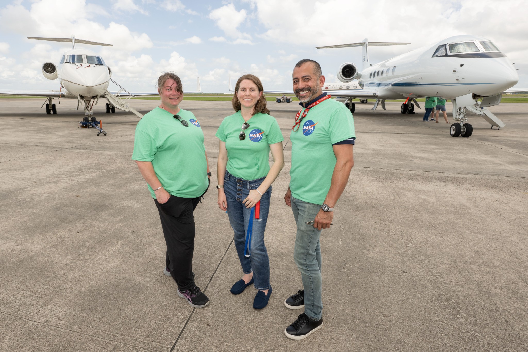 Vue extérieure d'un avion Gulfstream de la NASA en vol, utilisé pour la collecte de données atmosphériques.