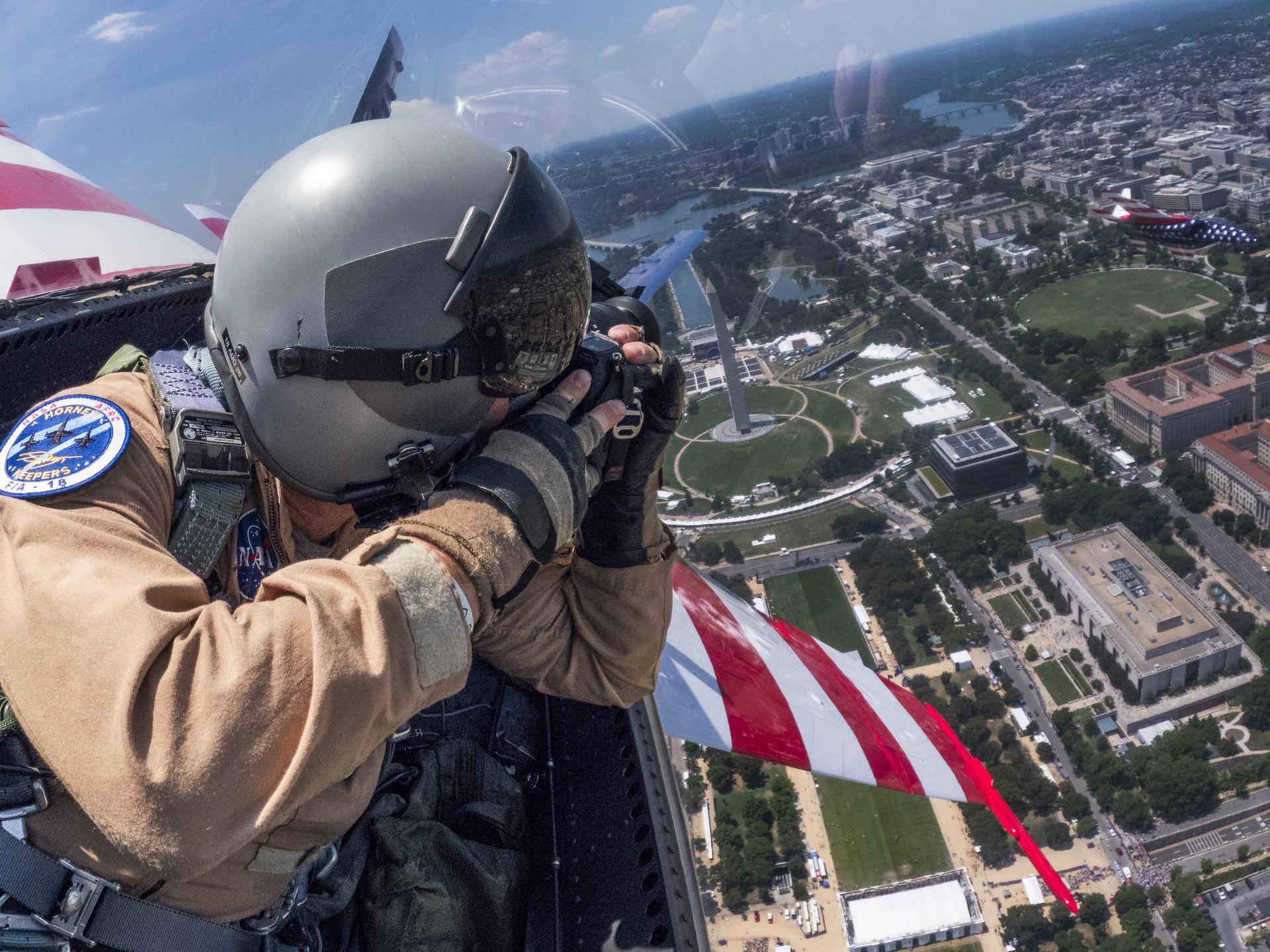 NASA : un photographe immortalise Washington depuis un F-18