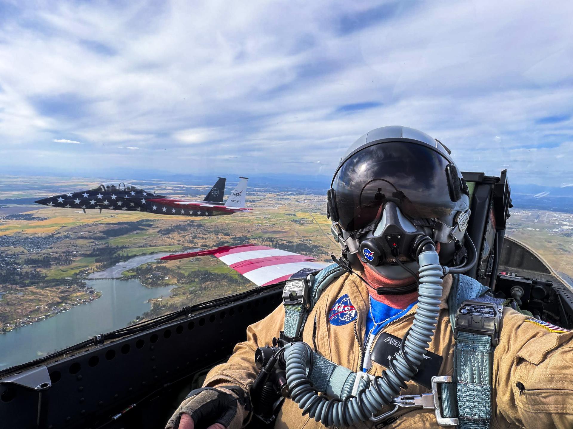 Vue aérienne de Washington D.C. et de monuments emblématiques depuis un chasseur F-18 de la NASA.