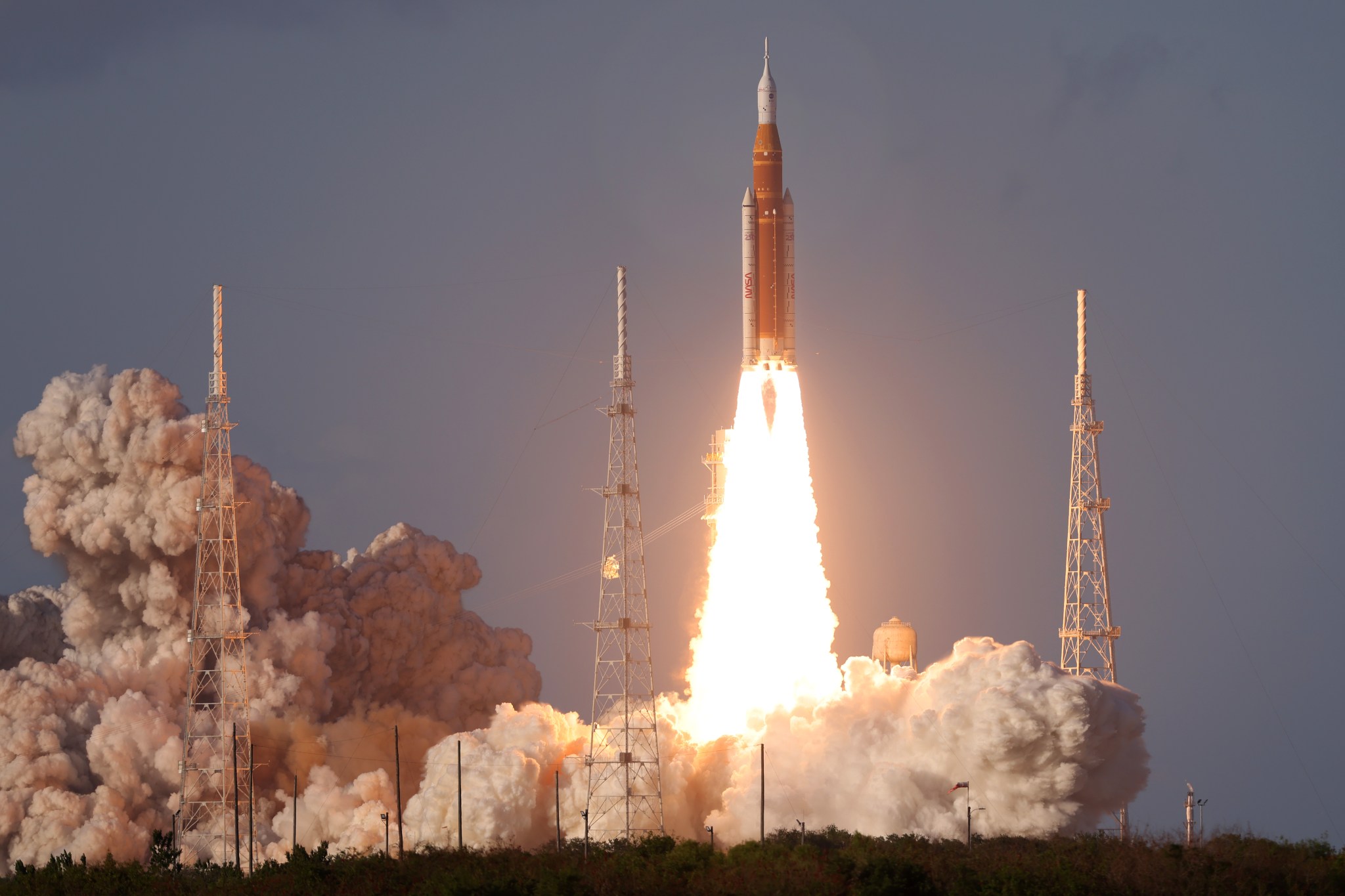 Écran de contrôle du centre spatial Johnson de la NASA affichant les données de la mission Artemis II