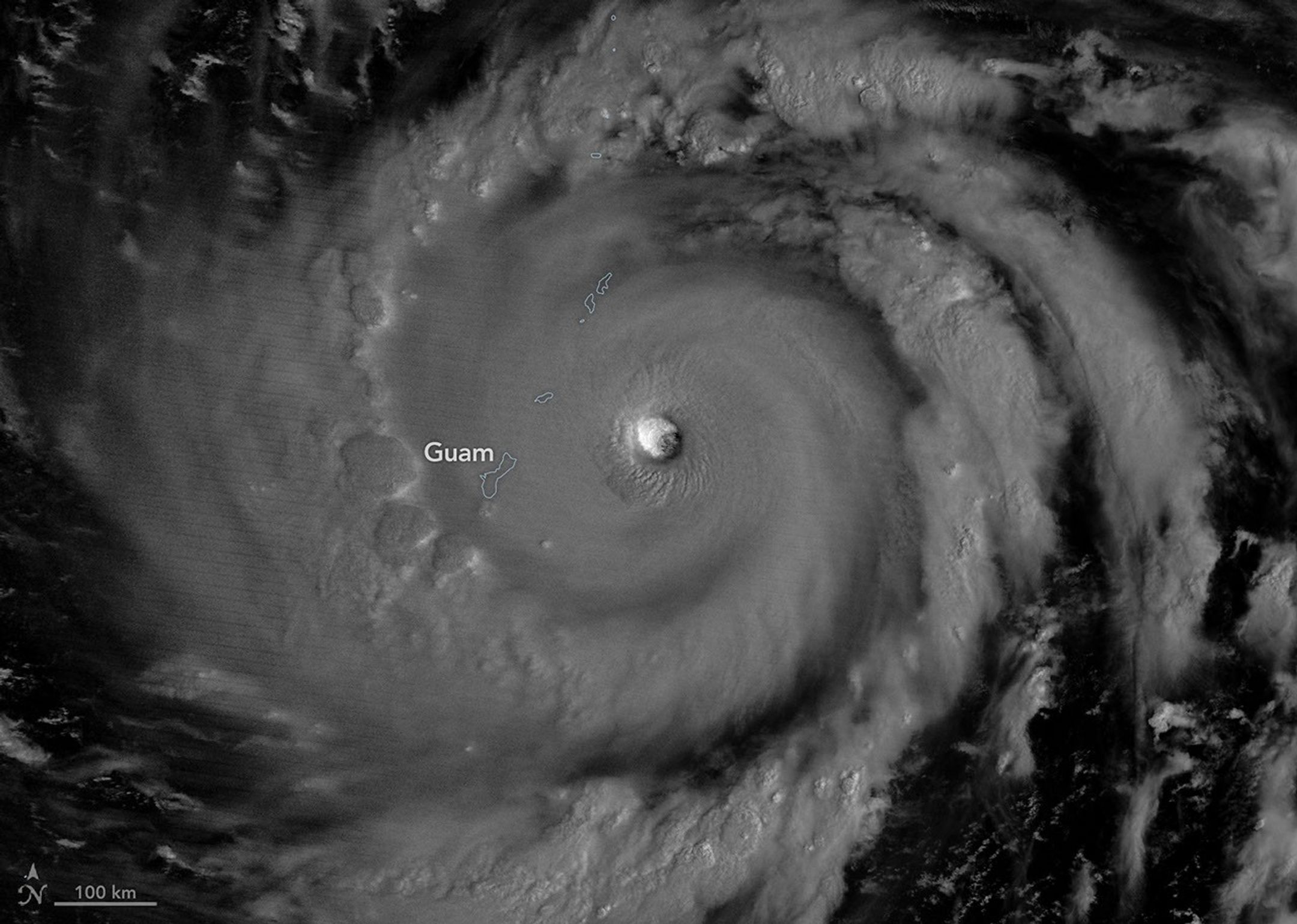 Le satellite NOAA-20 capte l&rsquo;œil de Super Typhon Bavi à son apogée