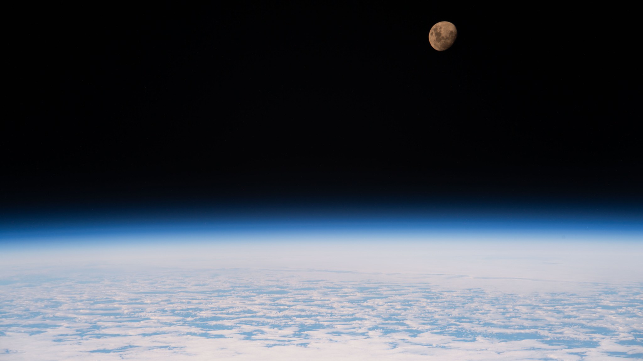 L&rsquo;ISS photographie la Lune gibbeuse croissante au-dessus de l&rsquo;Océan Indien