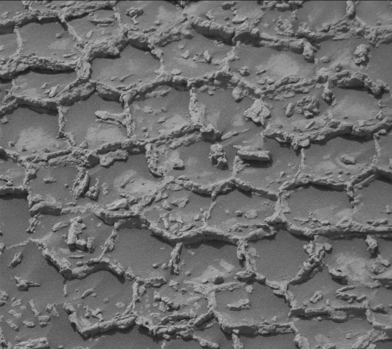 Curiosity sonde des polygones martiens et l&rsquo;origine de roches sombres