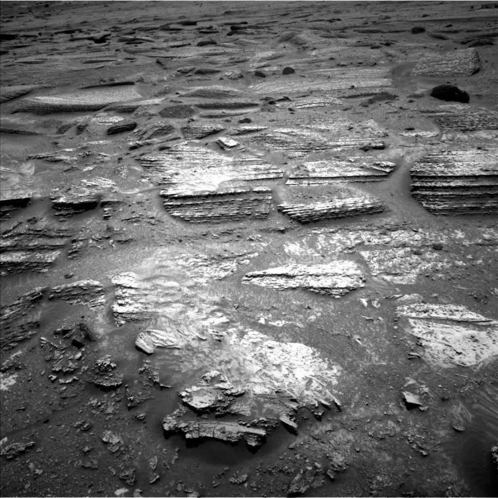 Mars : Curiosity découvre des couches rocheuses « rayées » au contact géologique