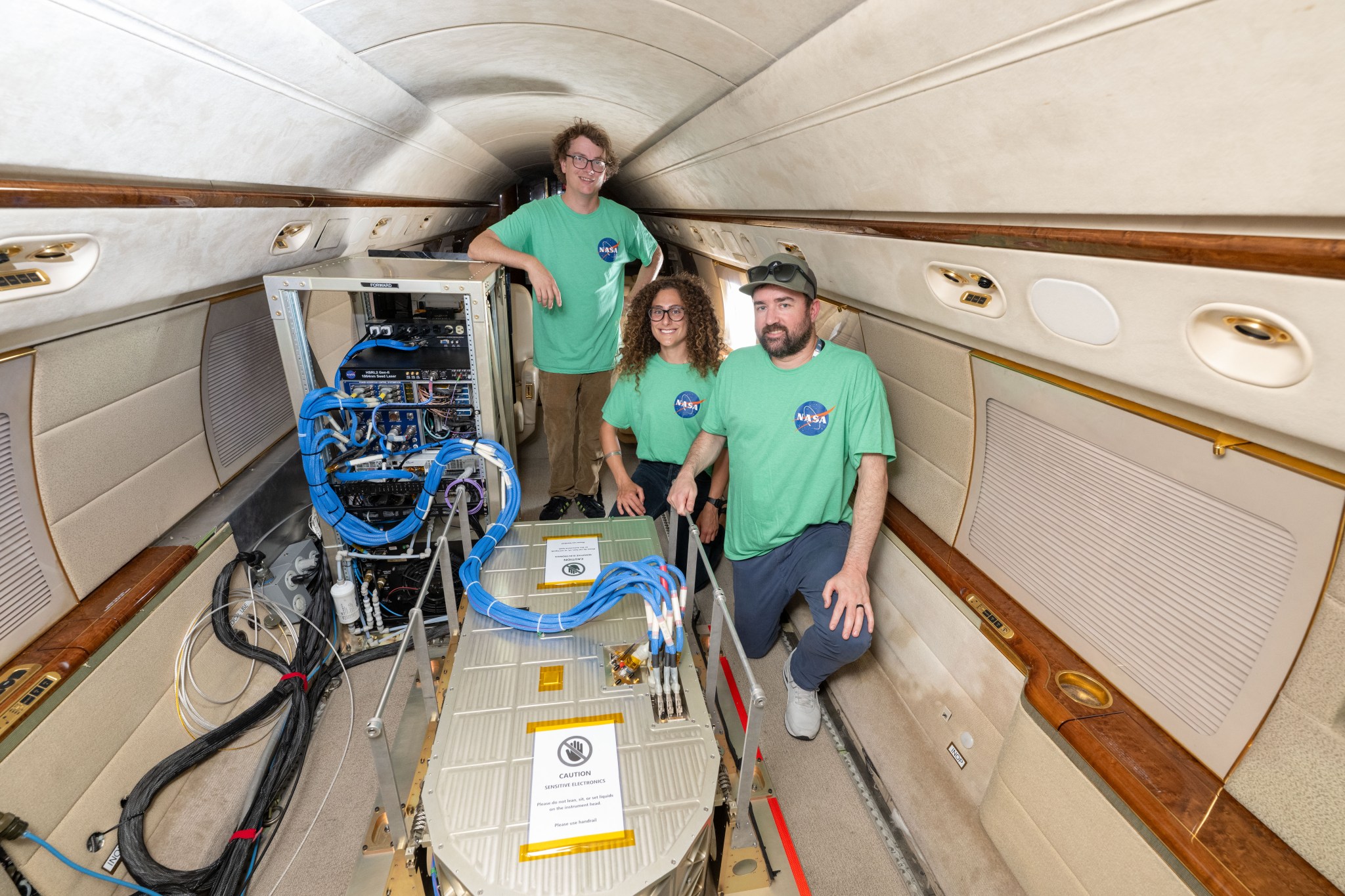 Personnel de la NASA et de la NOAA examinant des données collectées lors d'une campagne de recherche aérienne.