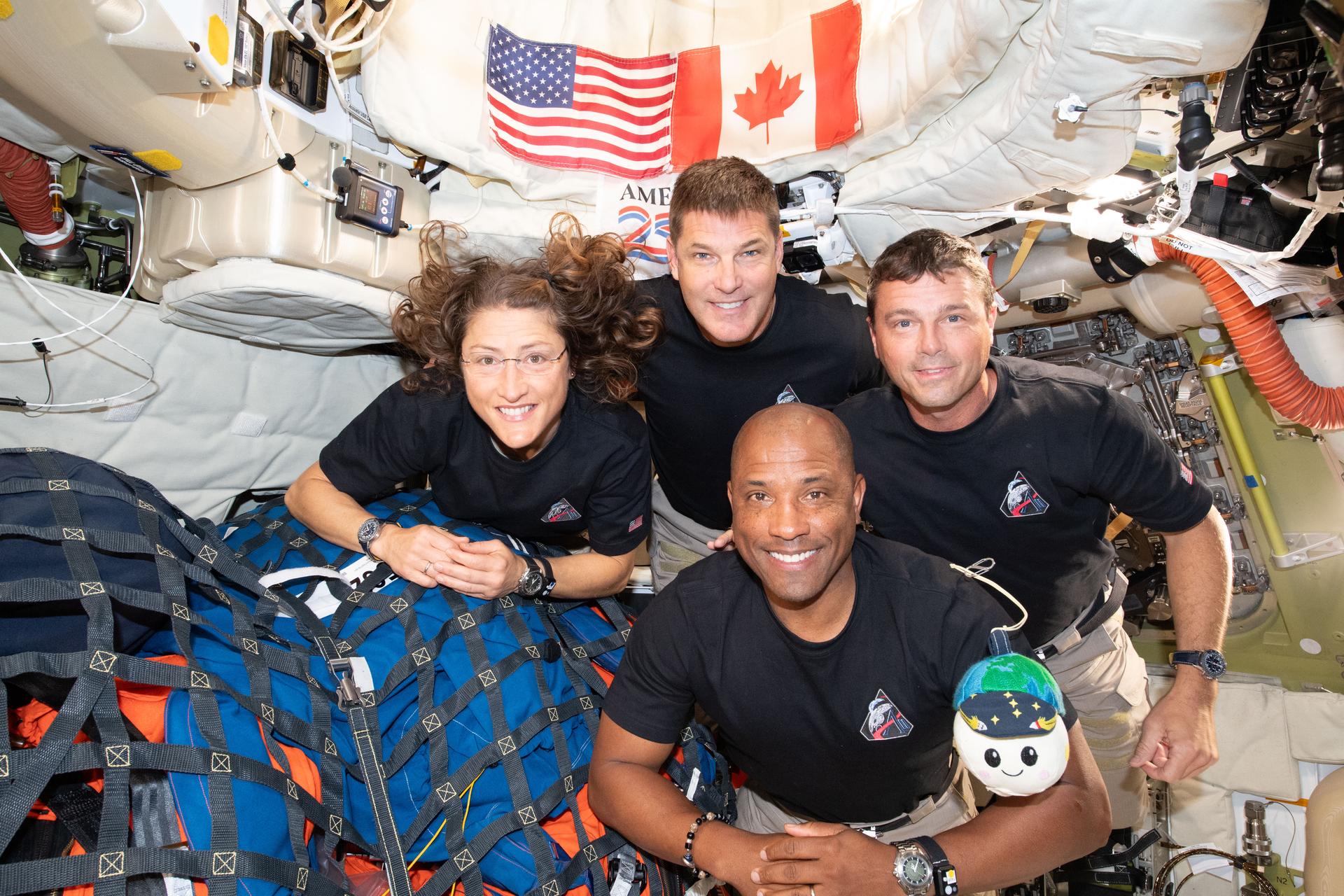 Capsule Orion après son amerrissage dans l'océan Pacifique, avec l'équipage en sécurité