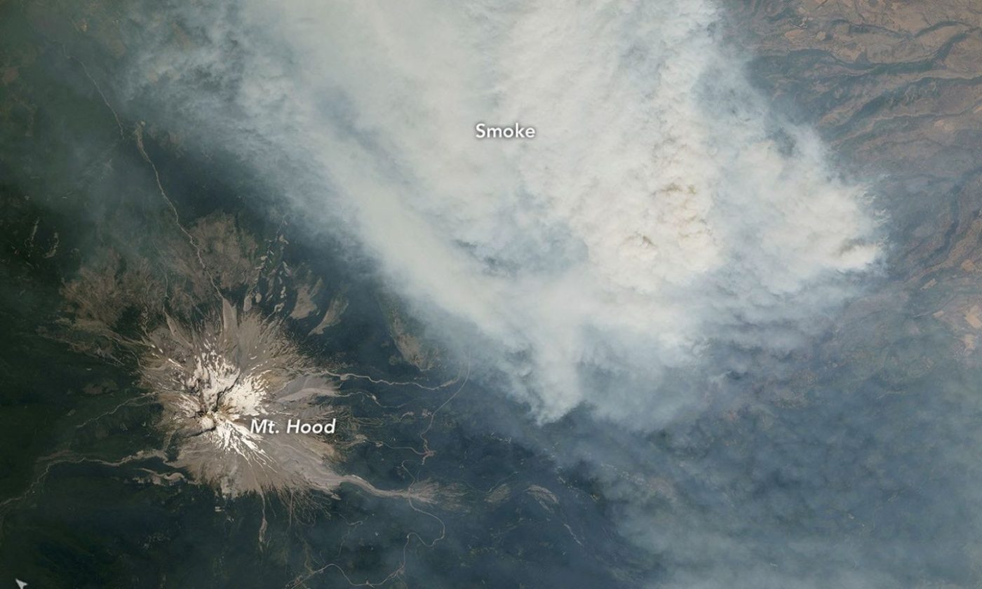 Des incendies de forêt enveloppent les volcans des Cascades, vus de l&rsquo;ISS