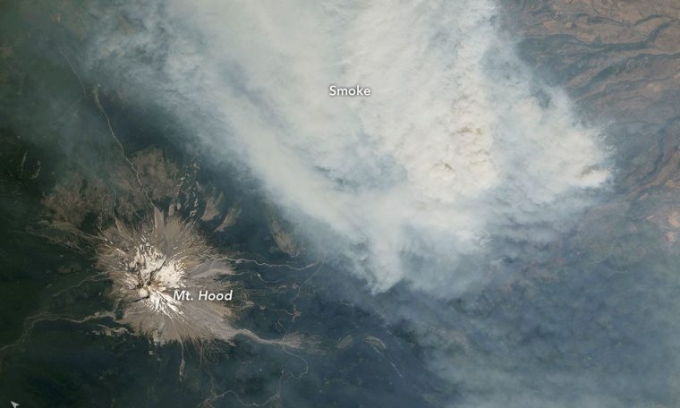 Des incendies de forêt enveloppent les volcans des Cascades, vus de l&rsquo;ISS