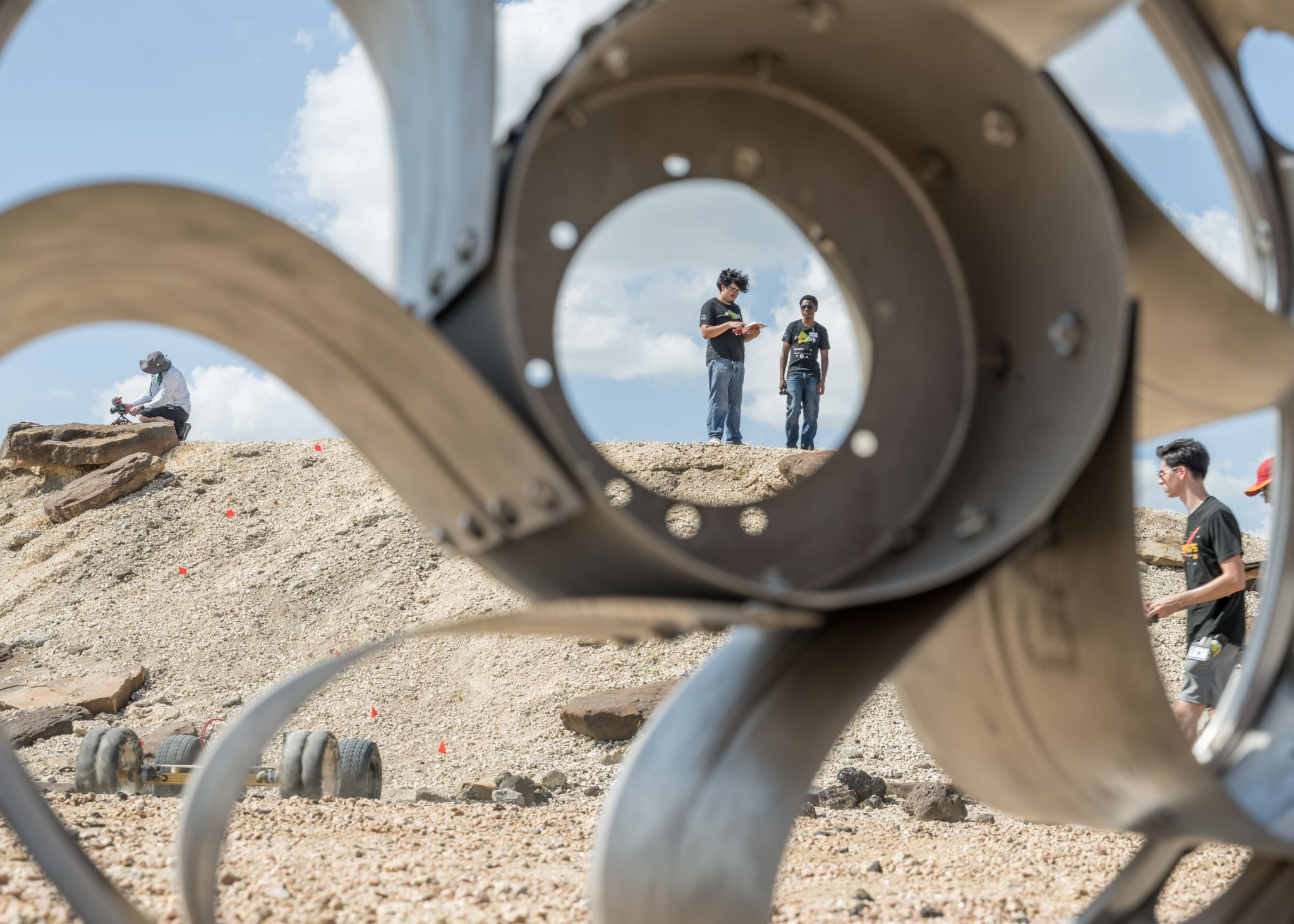 Gros plan sur l'un des prototypes de roue lunaire, montrant sa structure innovante en câbles tendus.