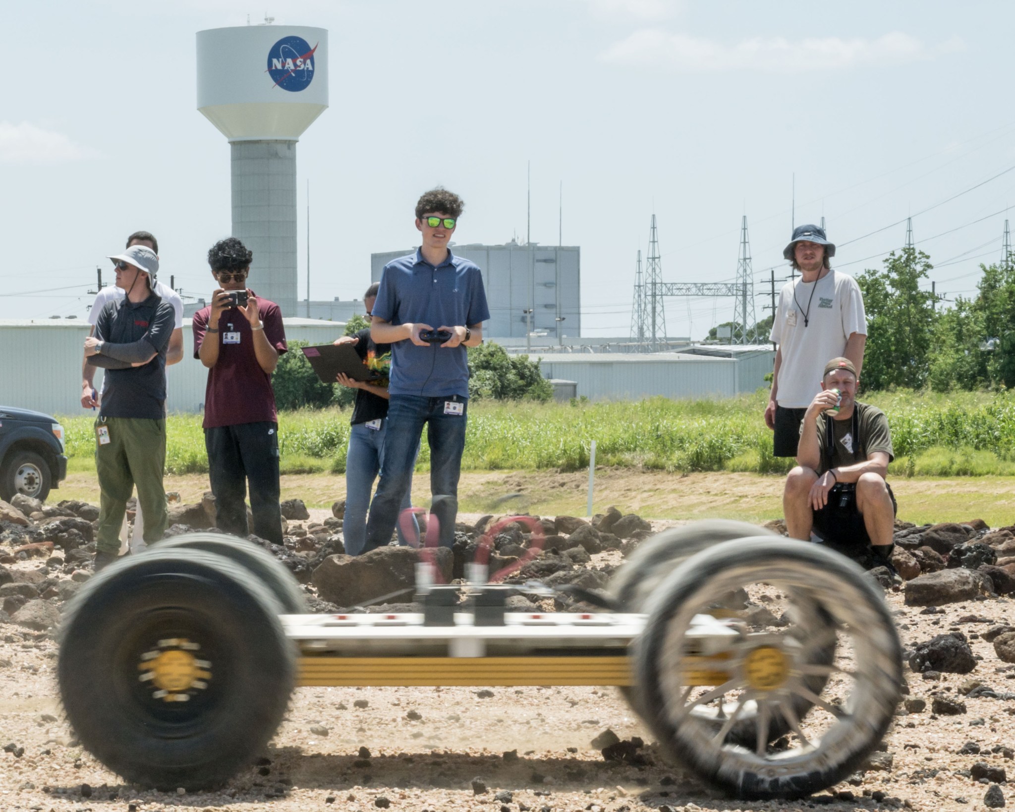 Ingénieurs de la NASA examinant un prototype de roue après des tests sur le 'Rock Yard' du centre spatial.