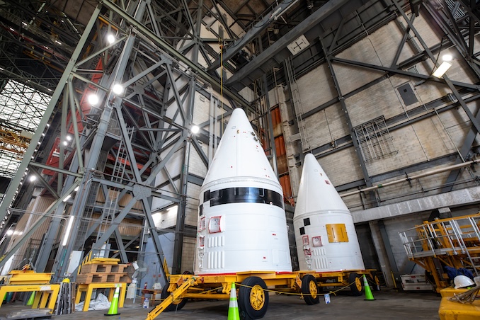 Ingénieurs travaillant sur l'assemblage des segments du propulseur d'appoint SLS à l'intérieur du VAB au KSC.