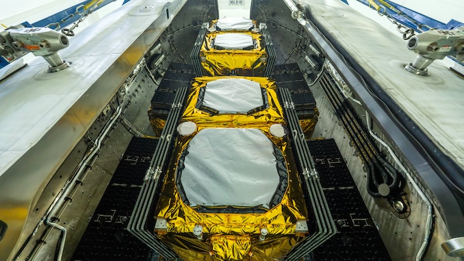Vue rapprochée du booster Falcon 9 B1090 de SpaceX pendant le décollage depuis Cap Canaveral.