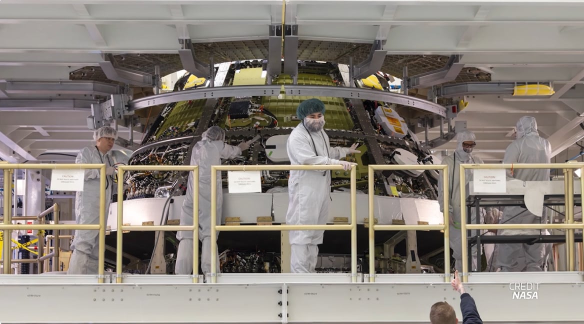 Installation d'un moteur RS-25 sur le Core Stage 3 du lanceur SLS pour la mission Artémis III.