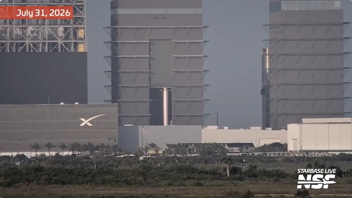 Un stand de transport de booster à Starbase, recevant une couche d'apprêt avant sa finition.