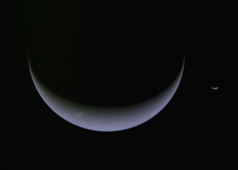 Vue artistique des sondes Voyager 1 et 2 dans l'espace interstellaire, avec le système solaire en arrière-plan.