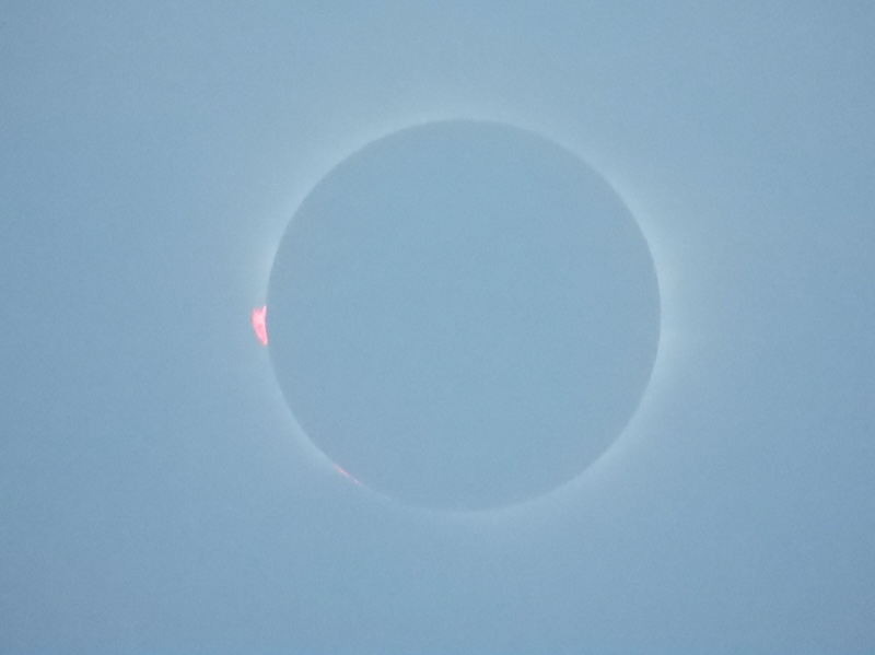 Vue détaillée de la couronne solaire et du ciel crépusculaire espagnol pendant l'éclipse de 2026.