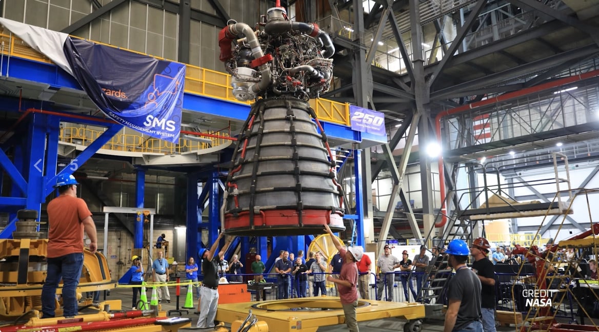 Assemblage des segments du propulseur d'appoint à poudre (SRB) du lanceur SLS dans le Vehicle Assembly Building.