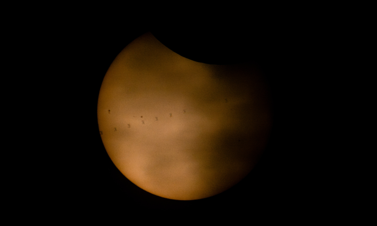 L&rsquo;ISS transite le Soleil pendant l&rsquo;éclipse totale du 12 août 2026