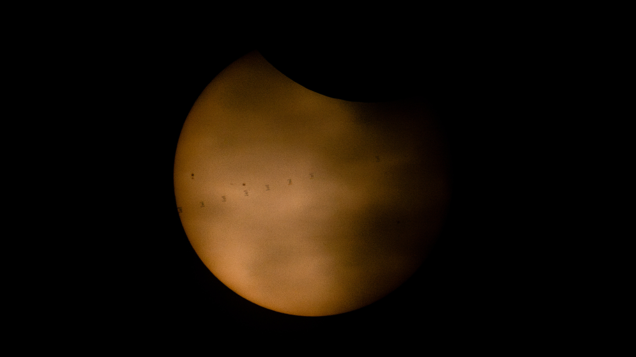 L&rsquo;ISS transite le Soleil pendant l&rsquo;éclipse totale du 12 août 2026