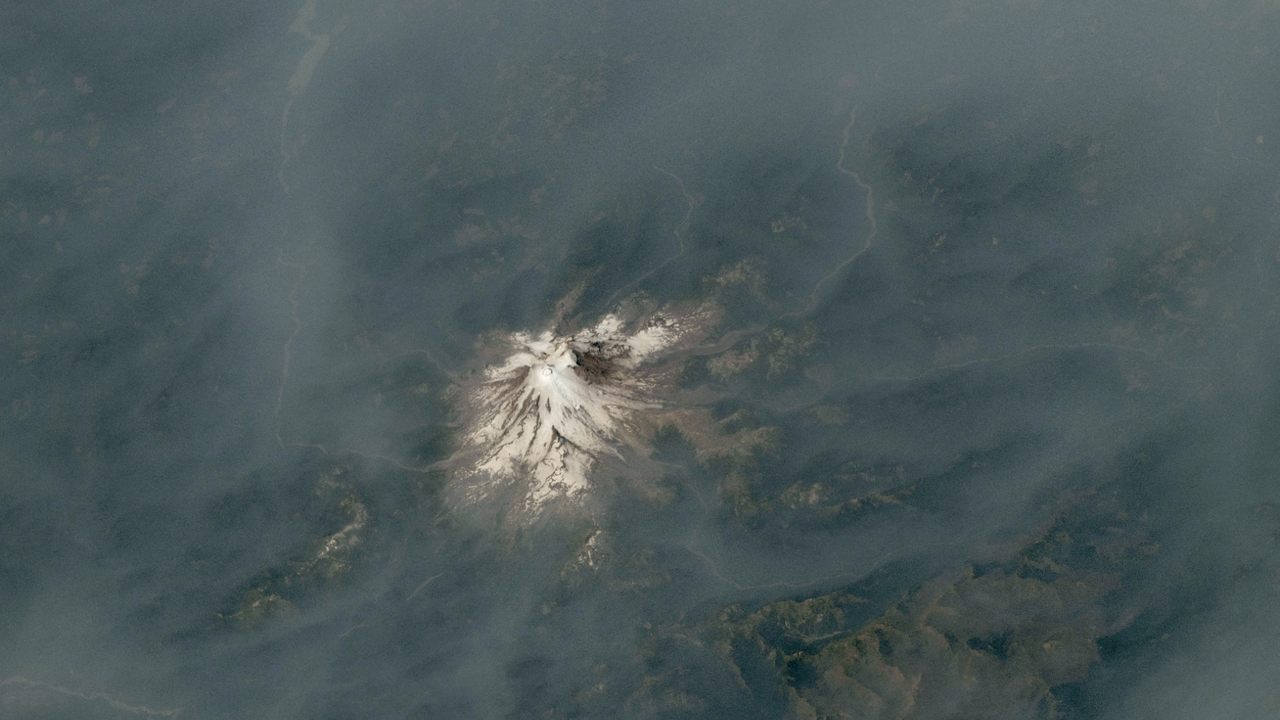 Observation satellite: la fumée des feux couvre les volcans du Pacifique