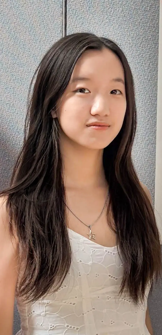 Elizabeth Zhang analysant des données astronomiques sur un ordinateur, illustrant son travail de programmation.