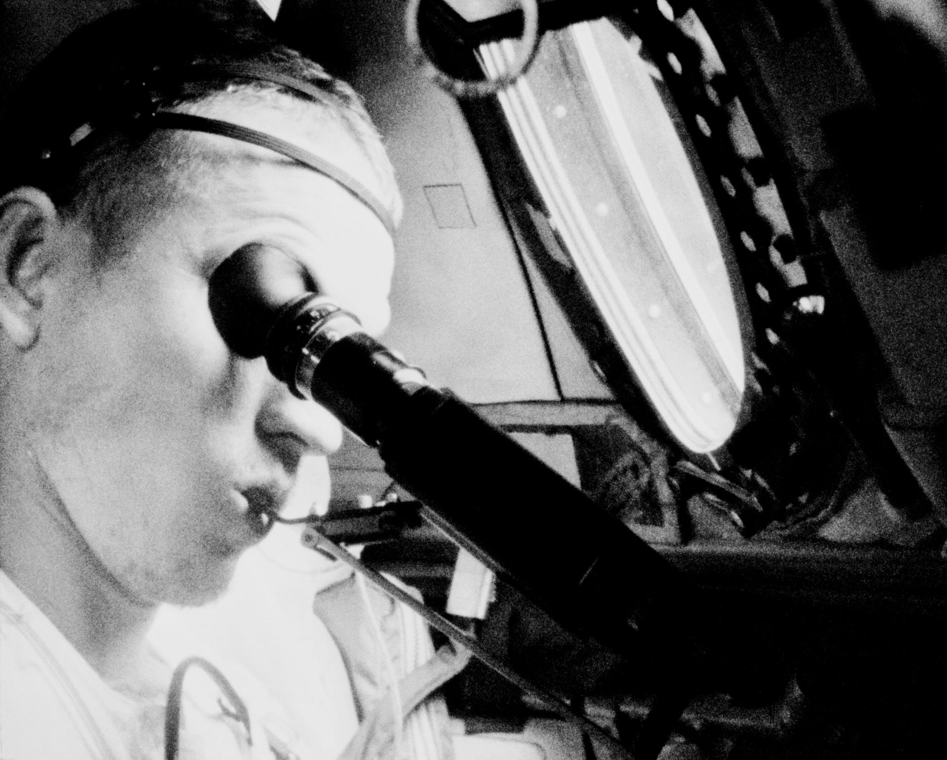 Les astronautes Frank Borman et James Lovell, équipage de la mission Gemini VII, dans le module spatial.