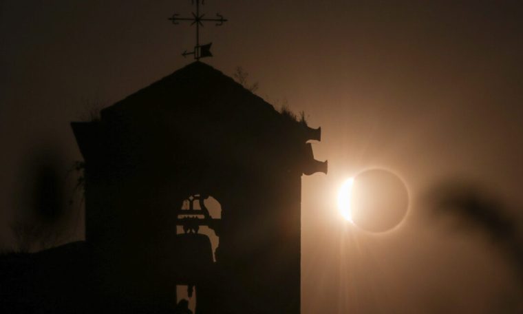 L&rsquo;ombre de la Lune traverse l&rsquo;Espagne pour une éclipse solaire totale