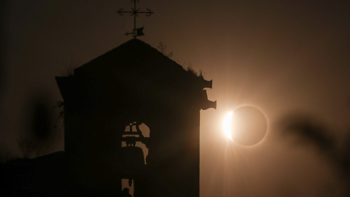 L&rsquo;ombre de la Lune traverse l&rsquo;Espagne pour une éclipse solaire totale