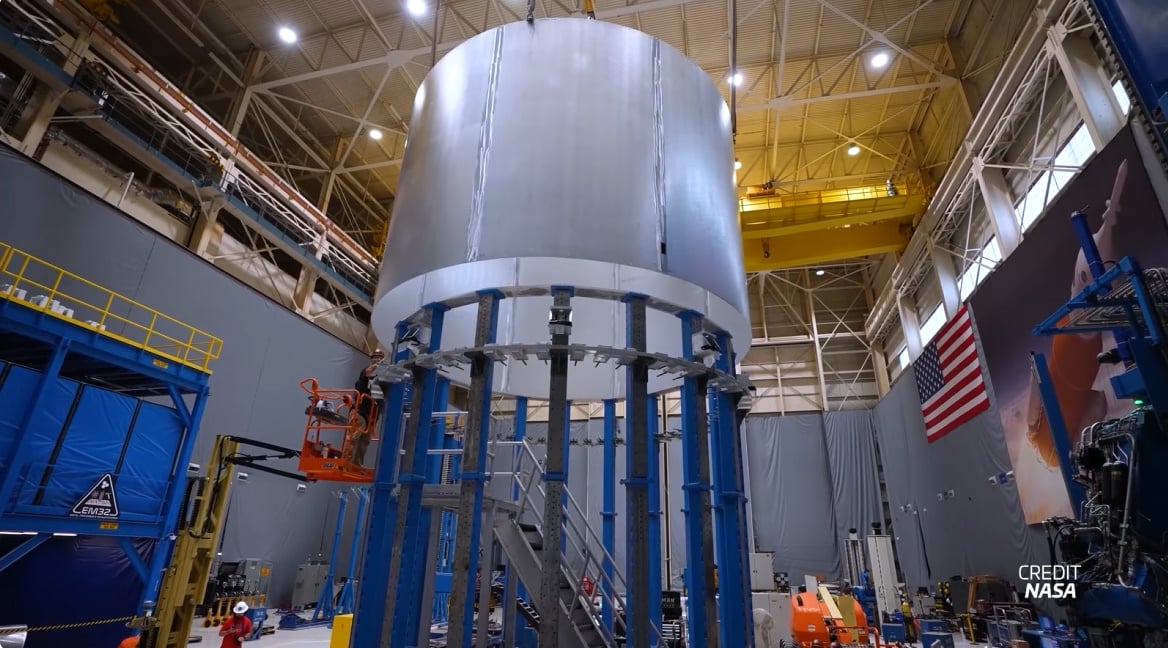 Le réservoir d'hydrogène liquide du Core Stage d'Artémis IV après des essais de pression réussis à Michoud.