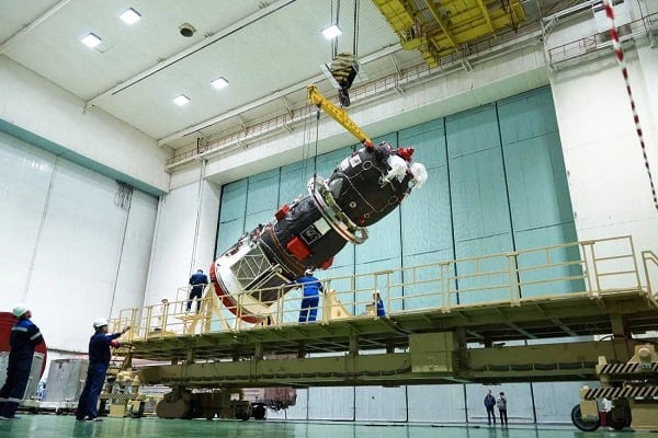 Le vaisseau cargo Progress MS-35 en phase de préparation finale avant son intégration sur le lanceur.